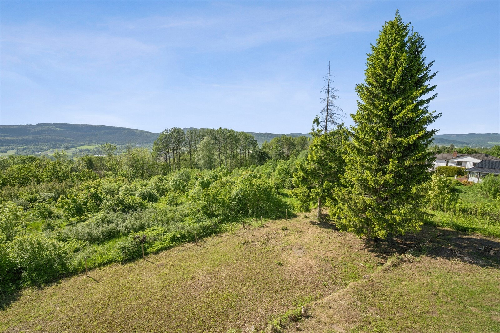 Eiendommen ligger med nærhet til skog og mark, med gode turmuligheter i nærområdet. Galleribilde