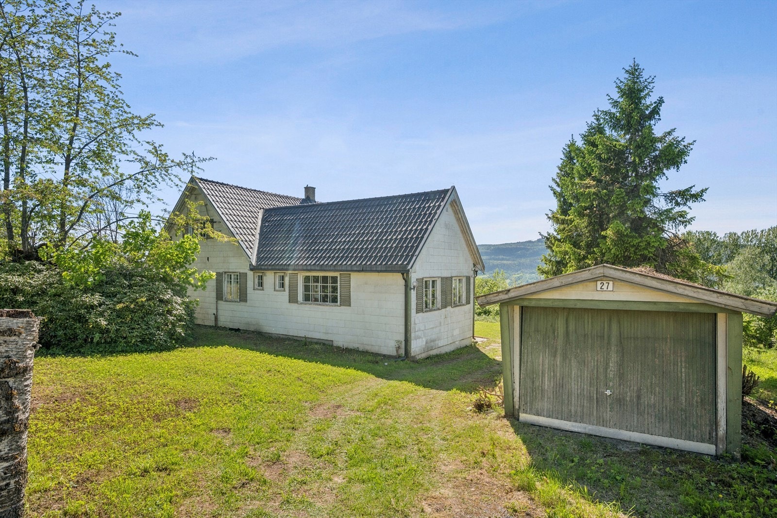 Enebolig med stort utviklingspotensial for rett kjøper. Eiendommen omfatter også en frittstående garasje fra 1967. Galleribilde