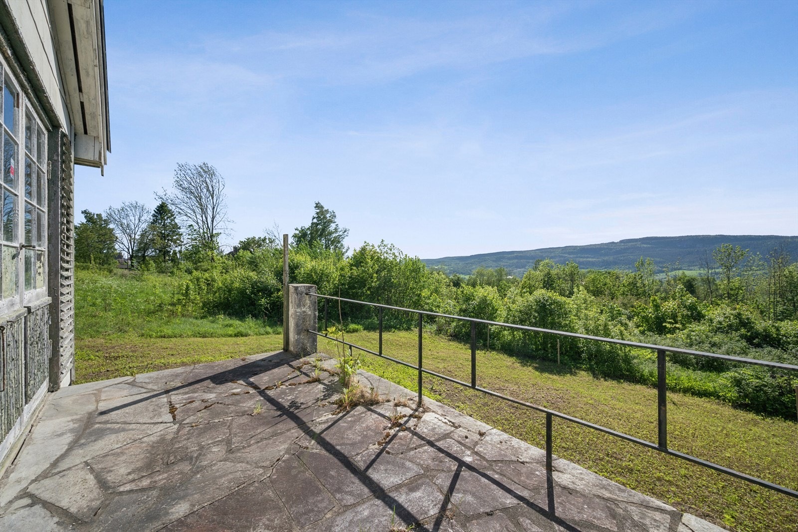 Fra stuen er det adkomst til en terrasse oppført i betong. Galleribilde