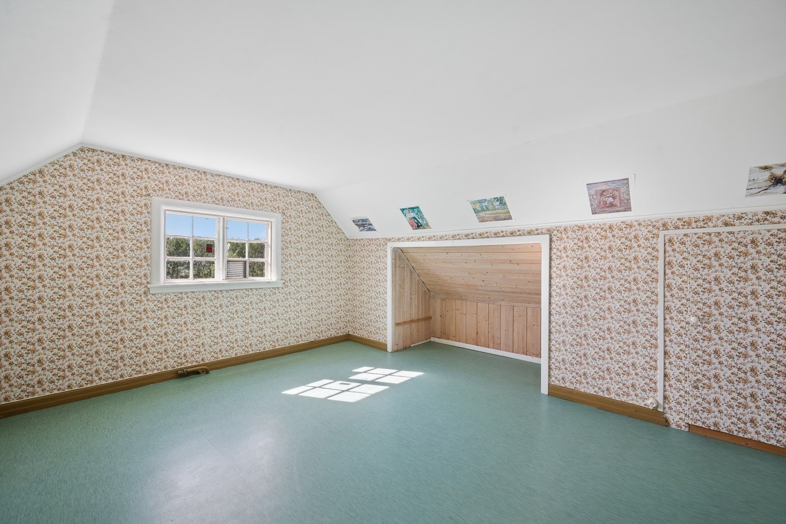 Soverom i andre etasje med plassbygd oppbevaring. Galleribilde