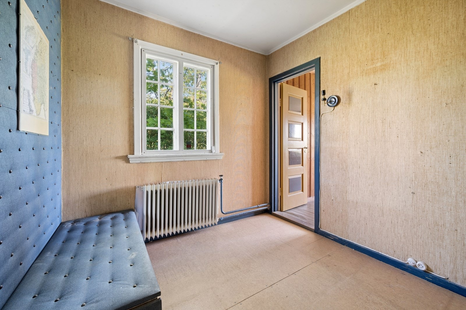 Soverom 2. Innvendig har boligen malte fyllingsdører. Galleribilde
