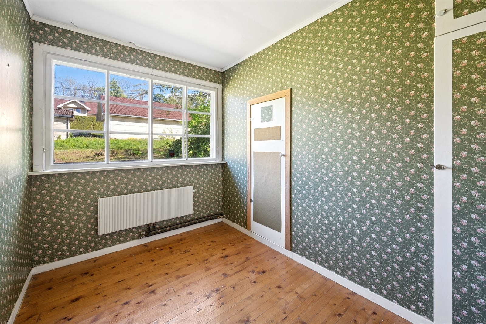 Boligen har totalt fem rom definert som soverom. Dette rommet har originale furugulv. Galleribilde