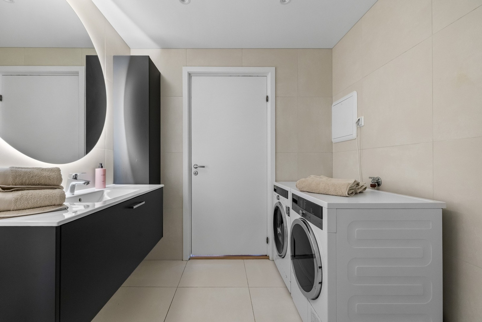 Badet fremstår moderne og delikat med flislagte overflater, behagelige elektriske varmekabler i gulvet og downlights i himlingen som gir god belysning Galleribilde