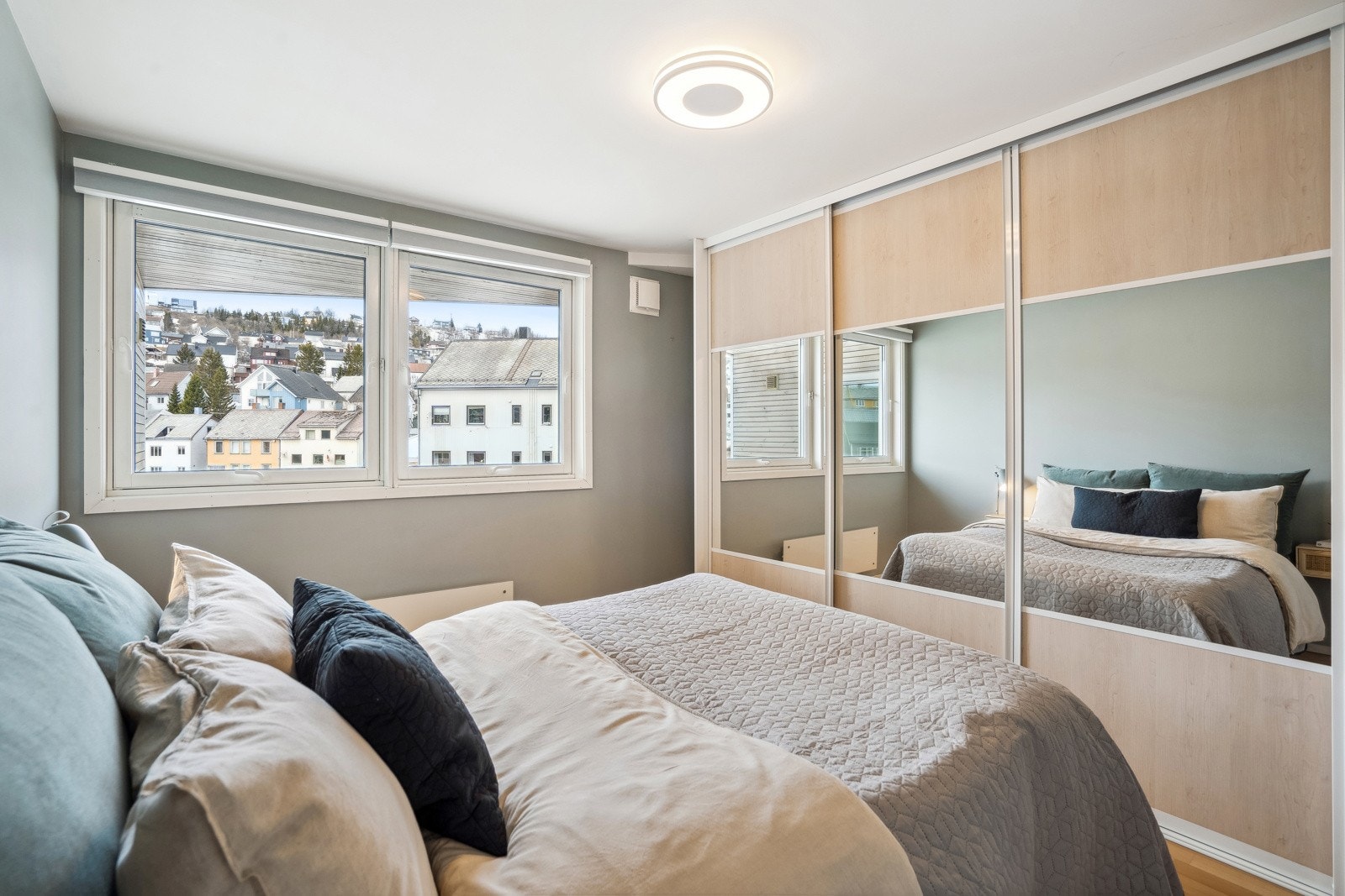 Her er det svært god oppbevaringsplass i stor skyvedørsgarderobe. Galleribilde