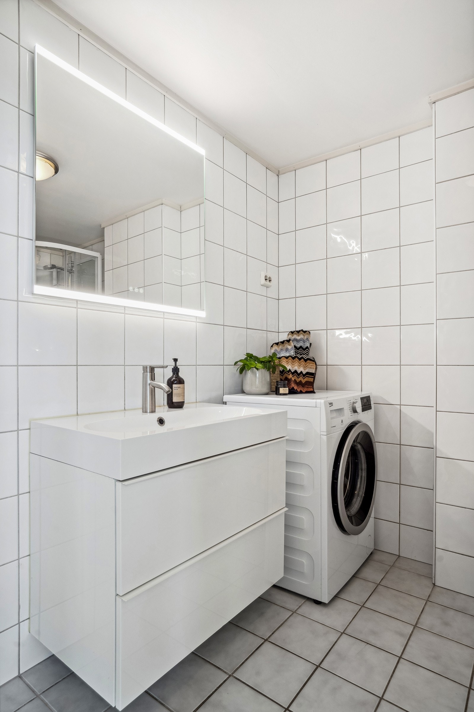I tillegg er det opplegg for vaskemaskin og baderomsinnredning med mye oppbevaringsplass. Galleribilde