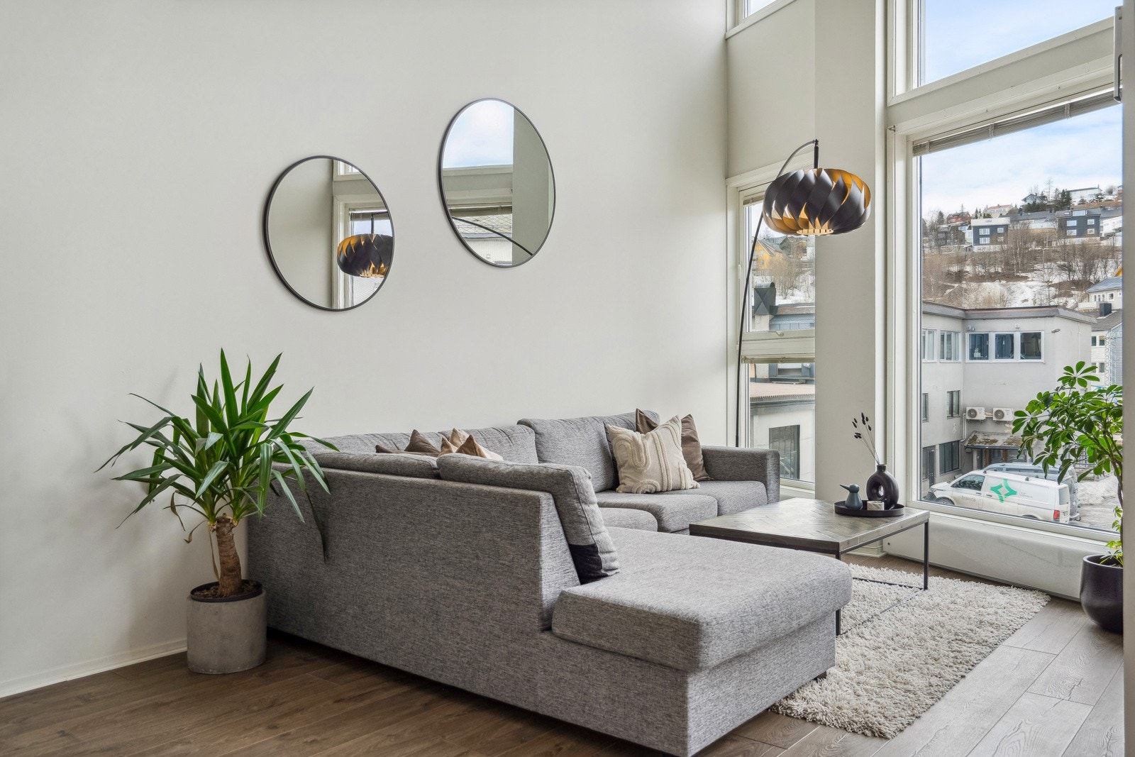 Naturlig sone for sofagruppen, med mulighet for TV på motsatt vegg. Galleribilde