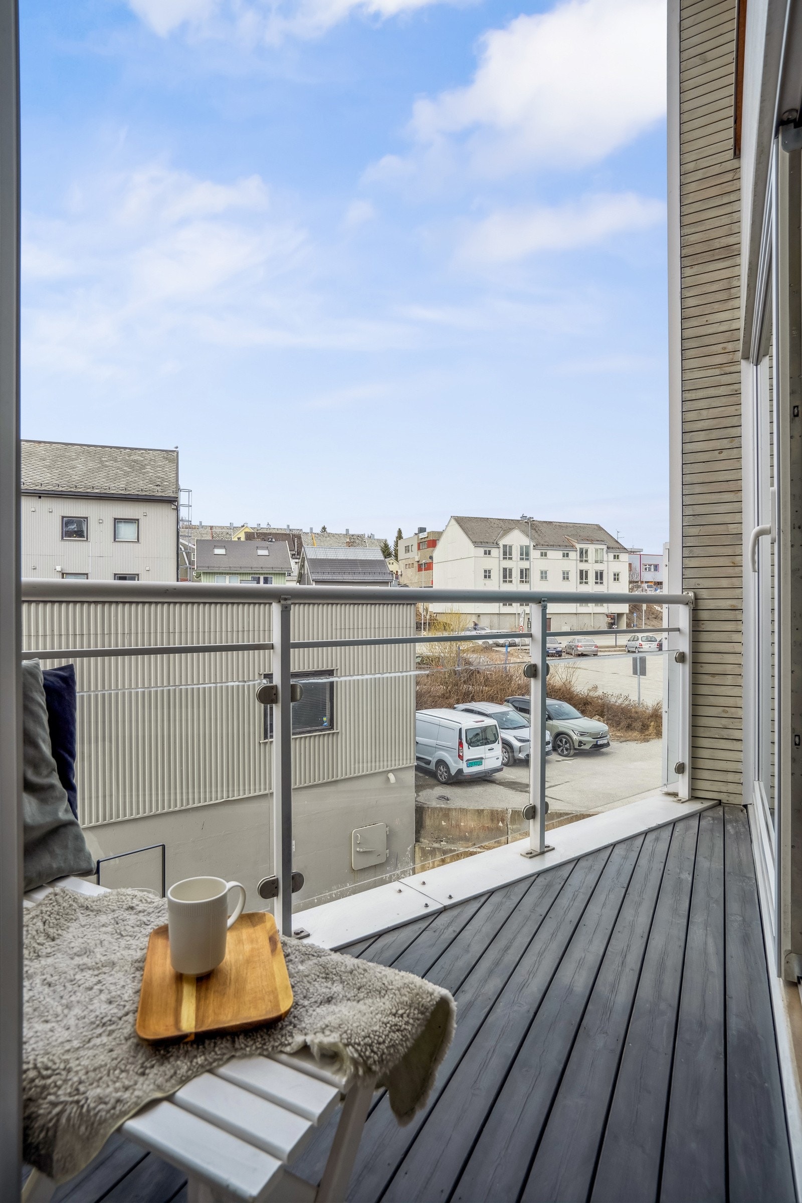 Fra stuen er det utgang til en vestvendt balkong, som har takoverbygg, noe som gir høy bruksverdi. Galleribilde