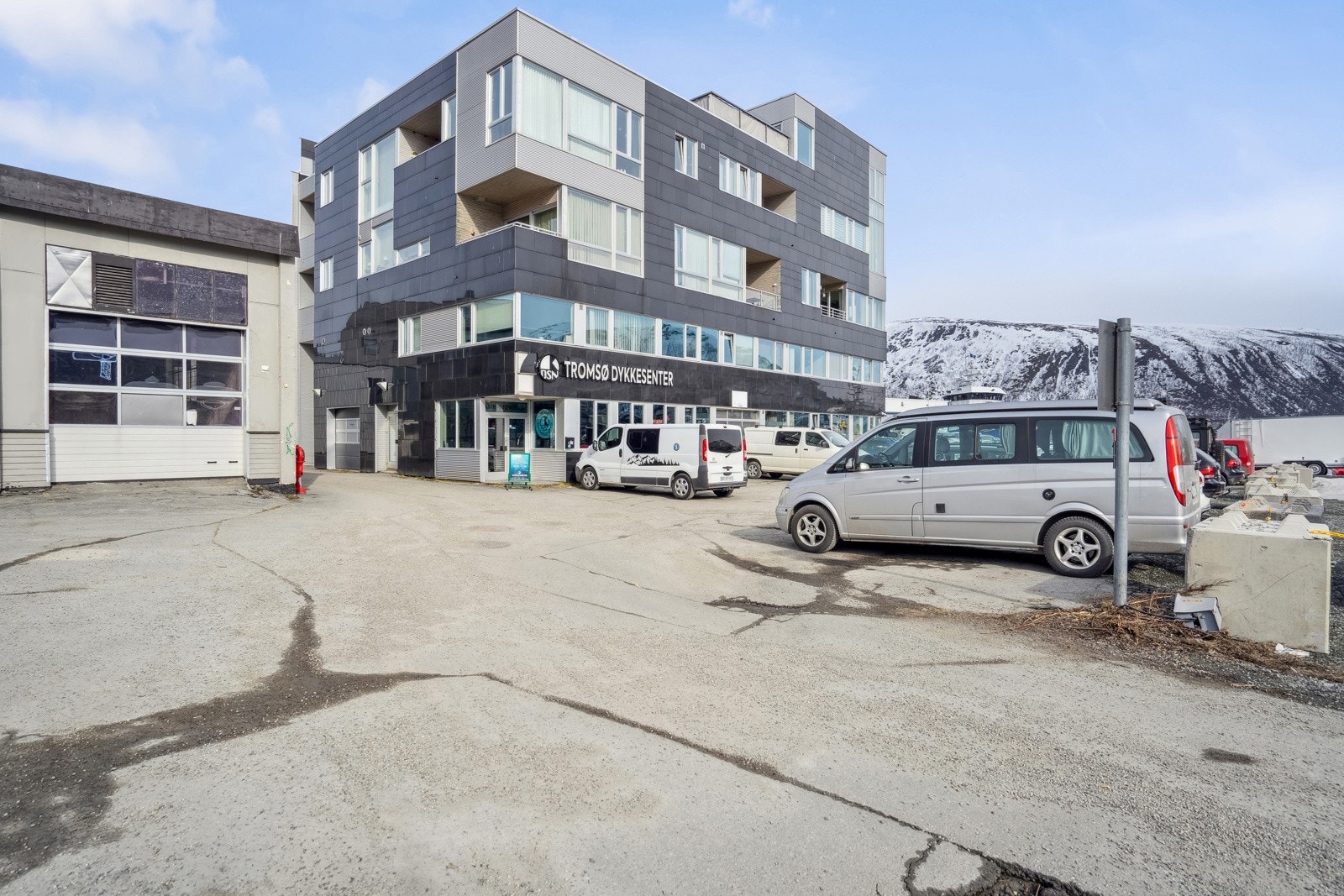 Gåavstand til alle byens fasiliteter og knutepunkter, samt gode bussforbindelser til bl.a. UNN/UiT. Galleribilde