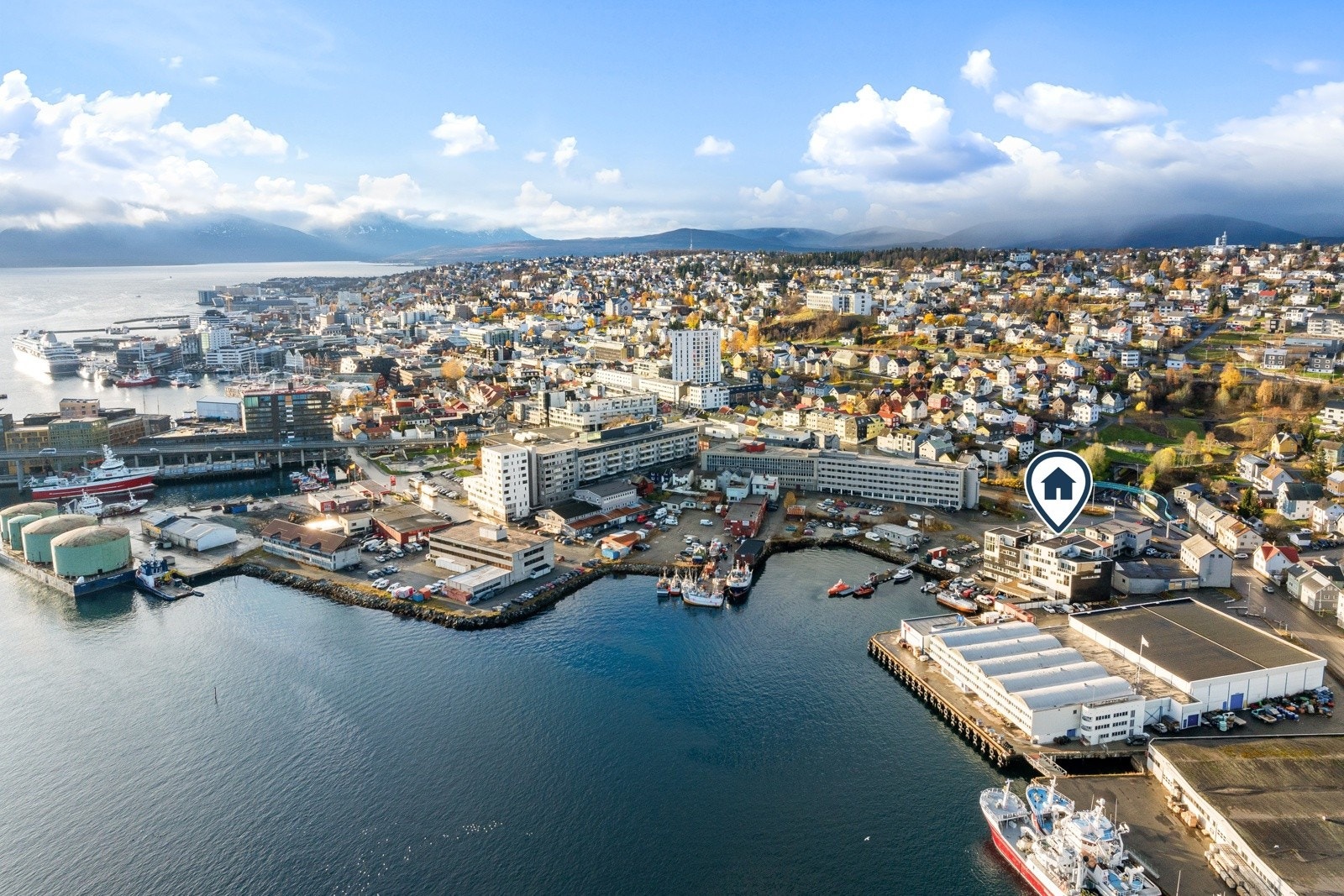 Fra boligen er det kort vei til alt man trenger i det daglige. Her er det gåavstand til Tromsø sentrum, flere dagligvarebutikker i nærheten, samt busstopp med hyppige direkteforbindelser til bl.a. sentrumskjernen, UiT/UNN og Giæverbukta (Jekta m.m.). Galleribilde