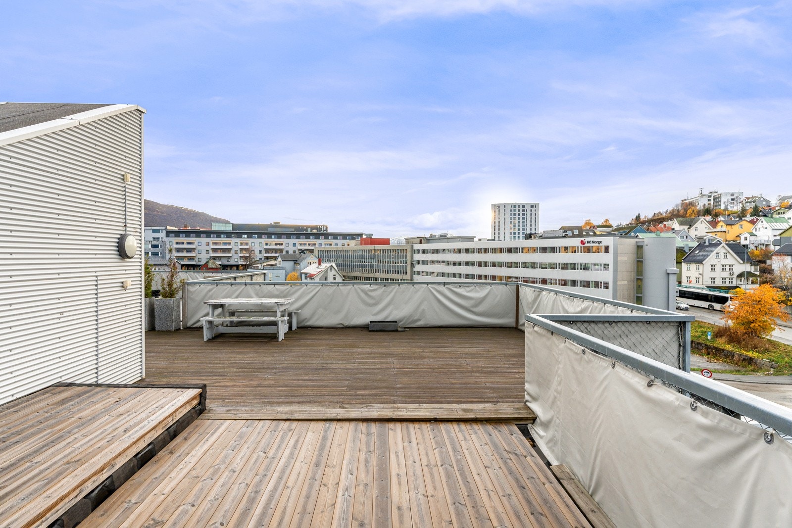 Stor felles takterrasse på toppen av bygget. Her har man panoramautsikt og kveldssol. Galleribilde