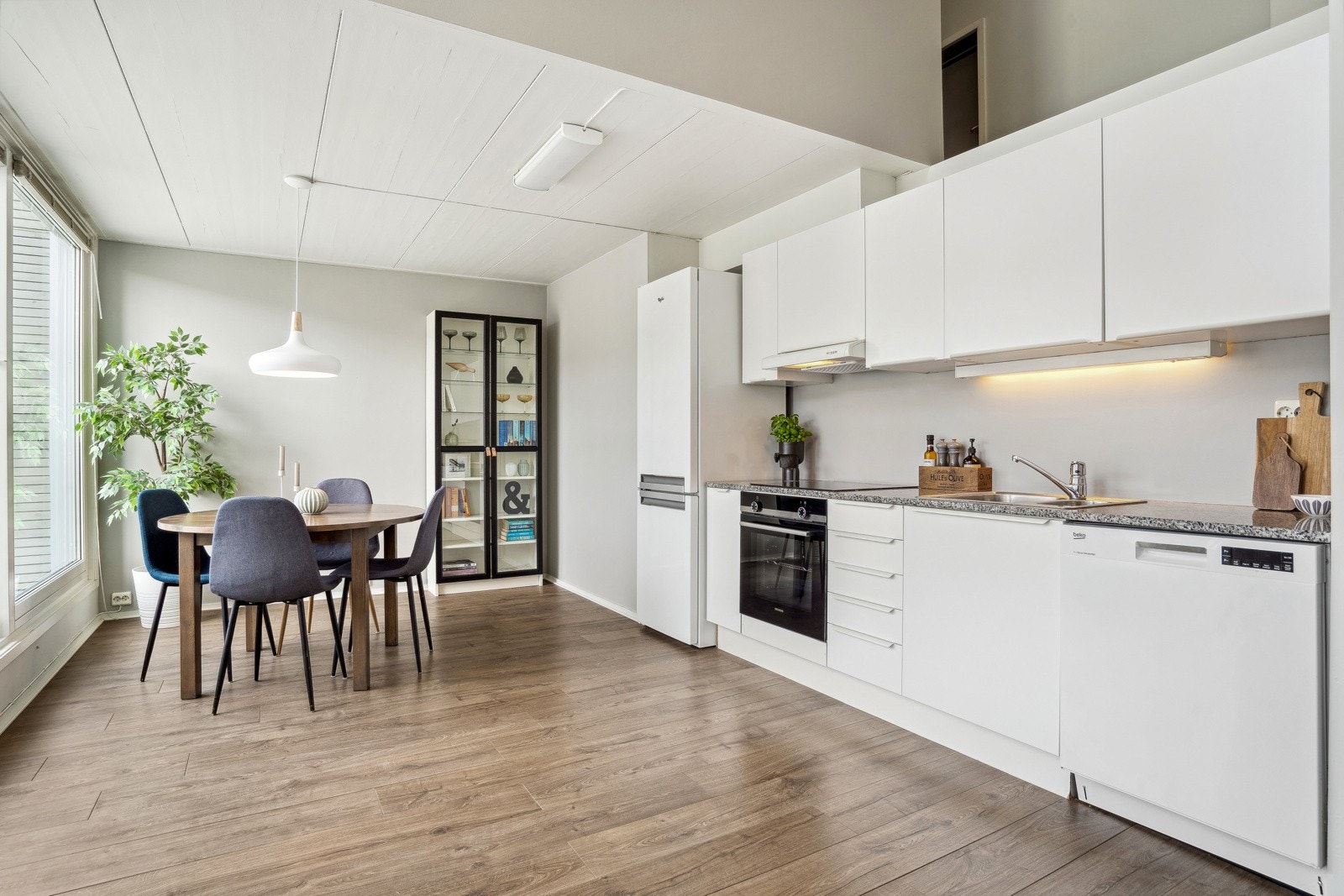 Lyse fronter og benkeplate i stein. Galleribilde