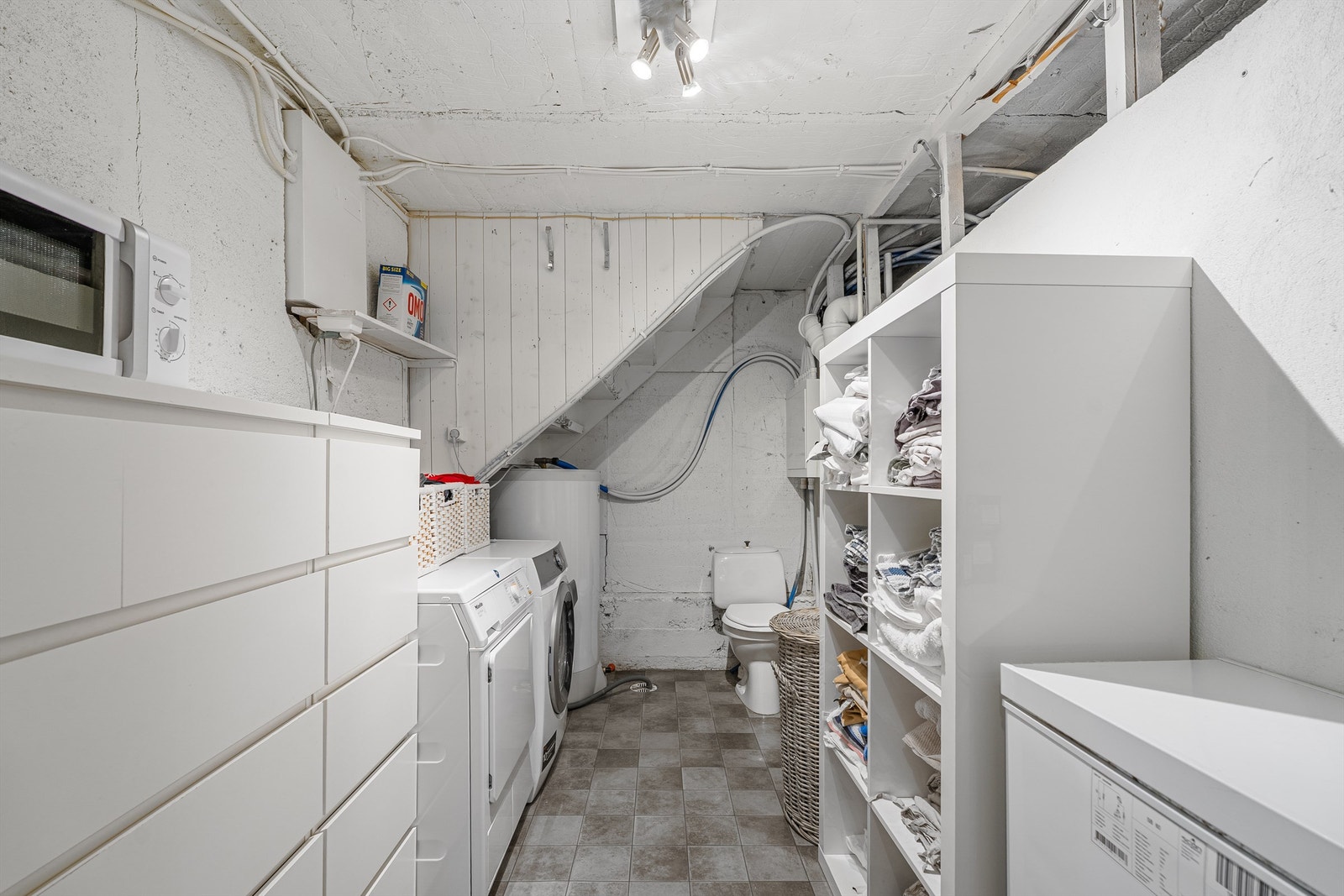 Vaskerom og teknisk rom med toalett. Galleribilde