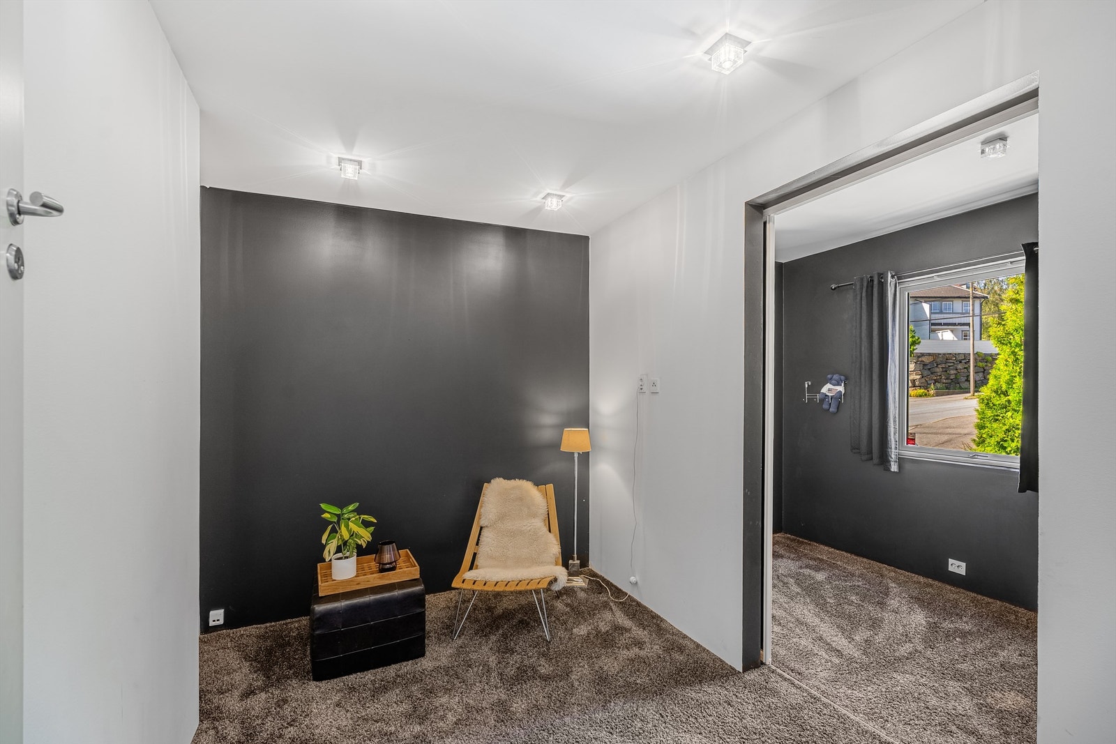 Soverom nr. 3 har en egen sone som kan benyttes til stue. Perfekt som tenåringsrom, eventuelt åpen løsning til walk-in eller lekerom litt adskilt fra soverom. Med andre ord - mange muligheter! Galleribilde