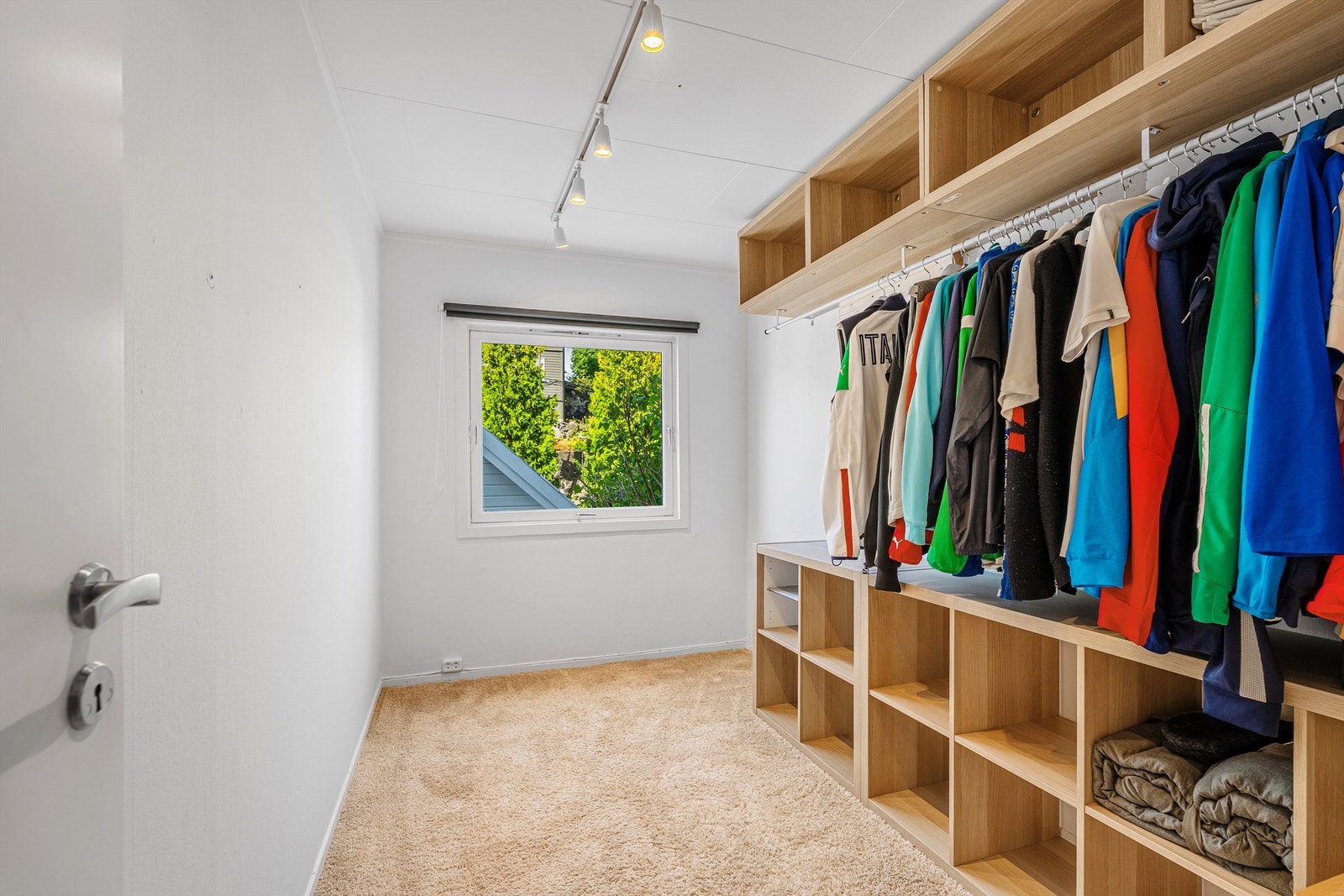 Soverom nr. 2 er i dag benyttet som walk-in garderobe. Galleribilde