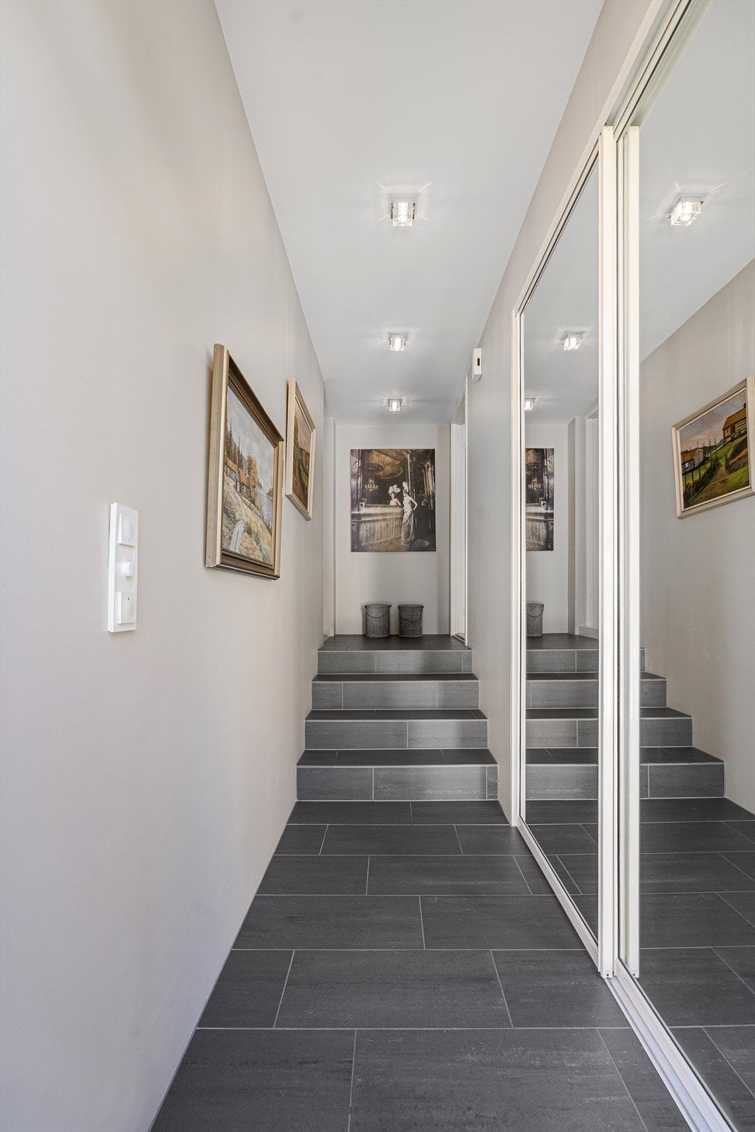 I entréen er det god plass til å henge i fra seg i et praktisk og stort skyvedørskap. Galleribilde