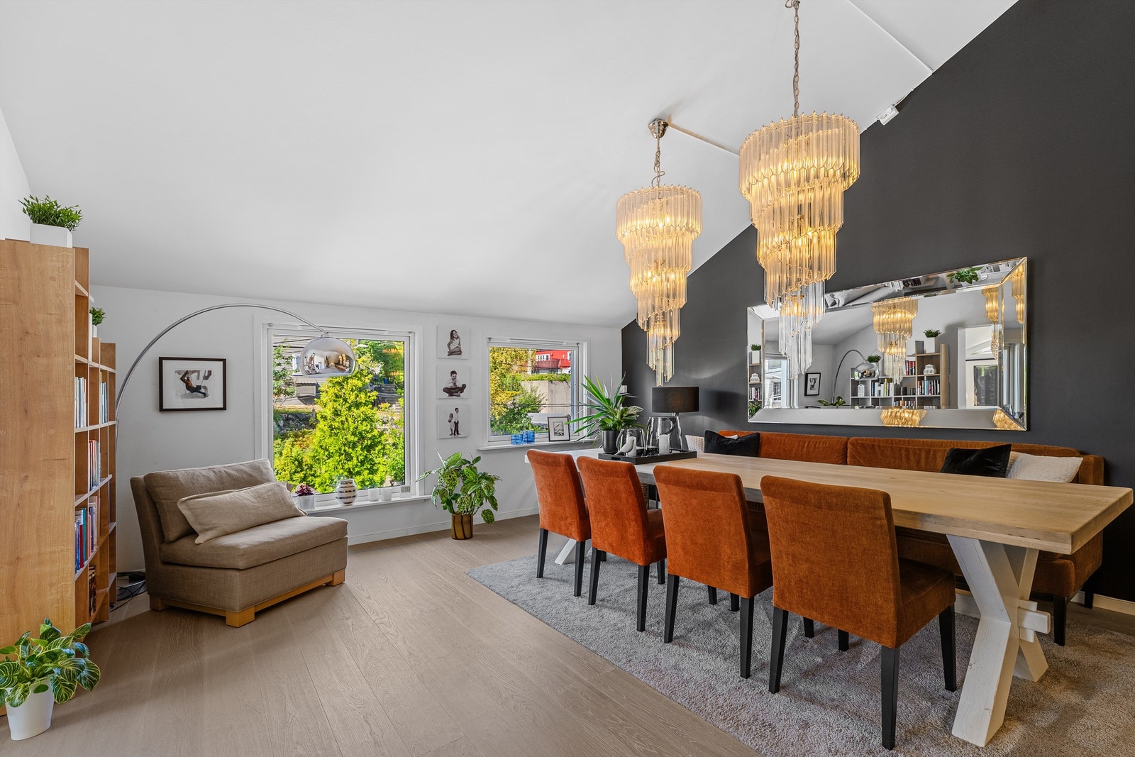 Spisestuen er perfekt for deg som ønsker en større plass til middager med familie og venner, eller er glad i å ha selskap. Galleribilde