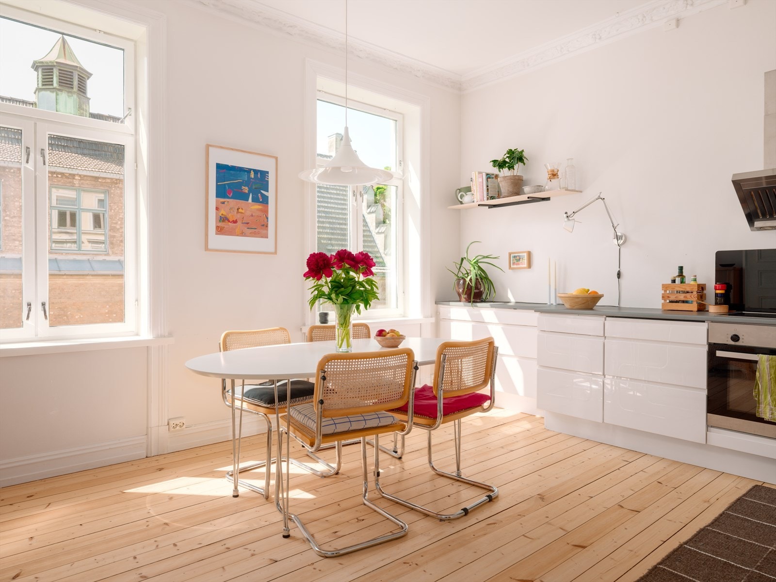 God plass til stort spisebord, perfekt for hyggelige middager med venner og familie. Galleribilde