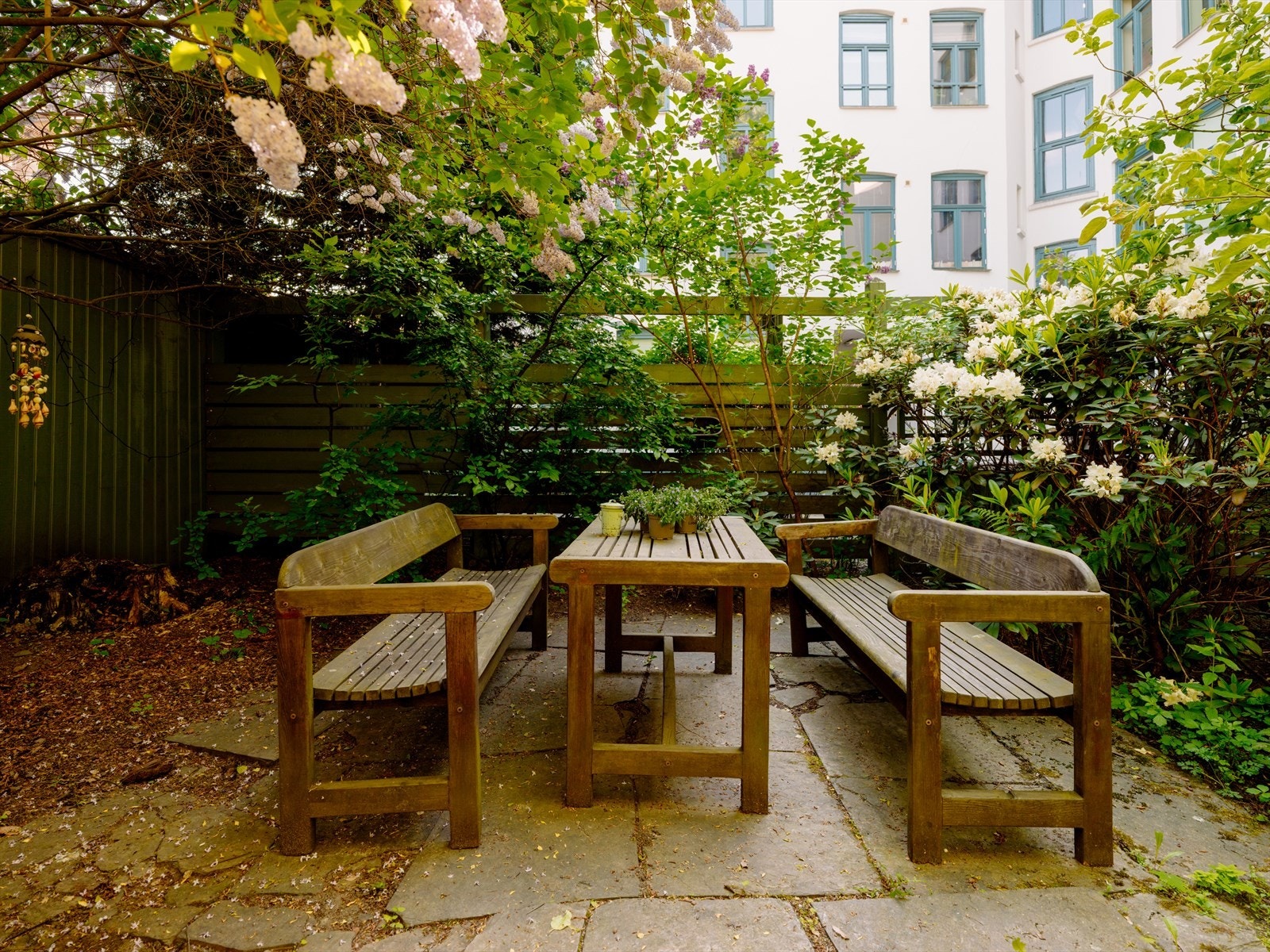 Felles bakgård med hyggelige sittegrupper. Galleribilde