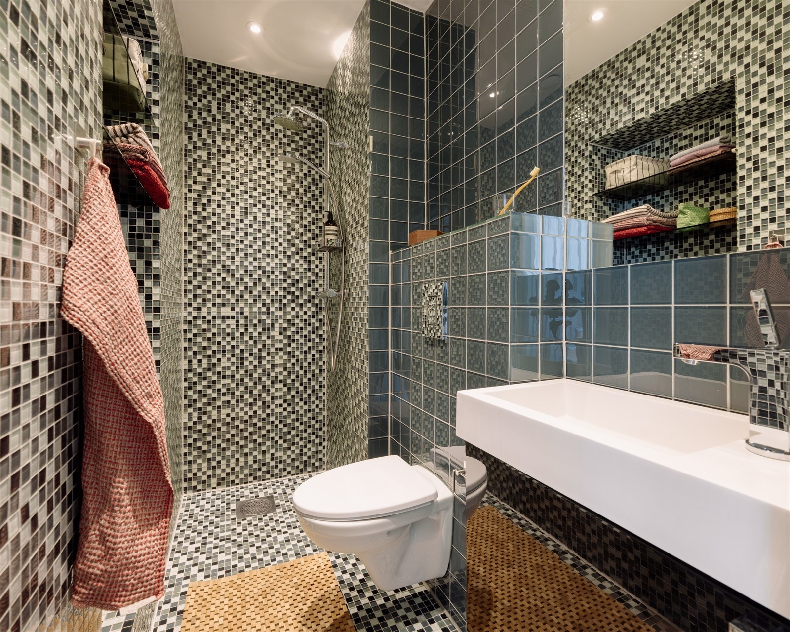 Badet holder en moderne standard med flislagte vegger og gulv, samt gulvvarme som gir ekstra komfort. Galleribilde