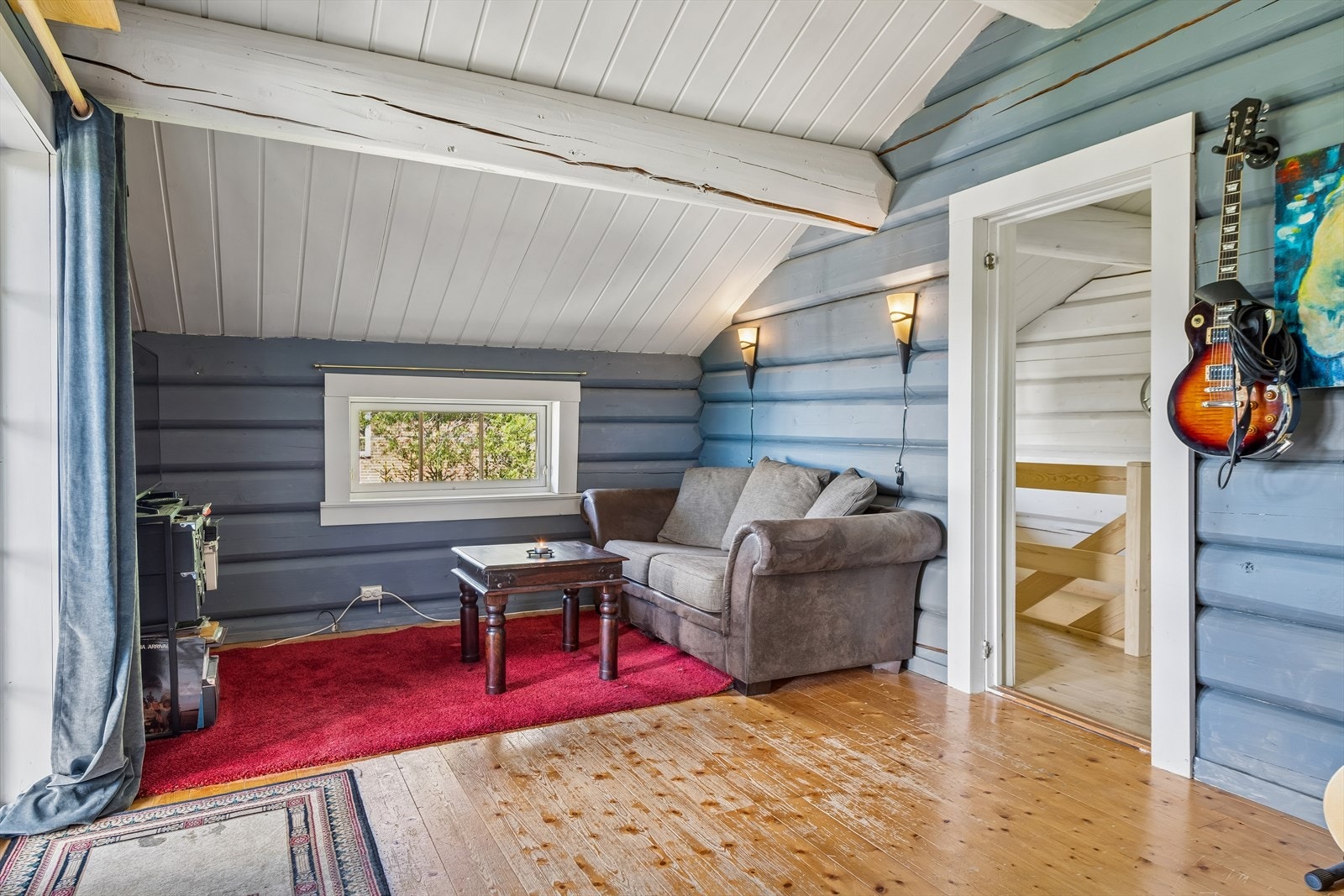 Stue i andre etasje med utgang til en overbygget veranda på ca. 9 m². Galleribilde