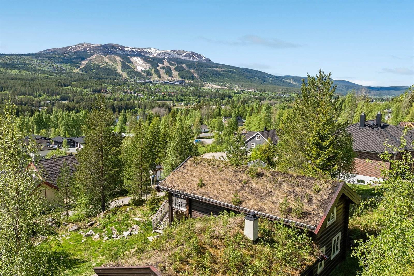 Eiendommen ligger med nærhet til skog og mark, og har utsikt mot Trysilfjellet. Galleribilde