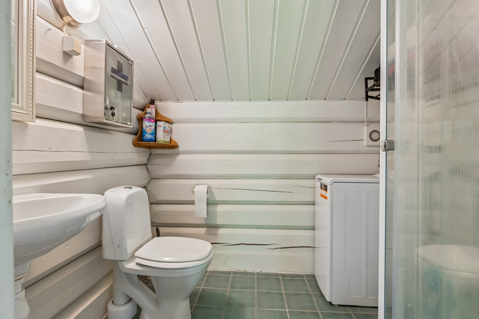 Badet i andre etasje har flislagt gulv med varmekabler og opplegg for vaskemaskin. Galleribilde