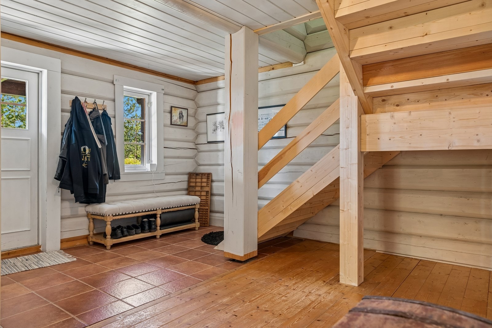 Entréen har dels flislagt gulv med varmekabler. Den nye trappen i tre, oppført i 2025, binder de to etasjene sammen. Galleribilde