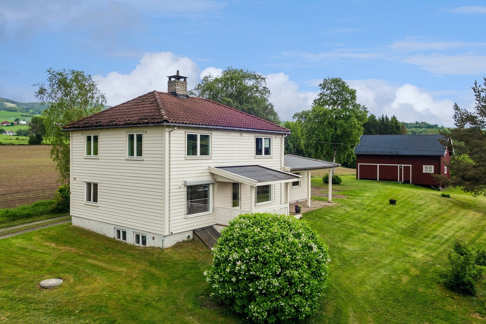 Enebolig opprinnelig fra 1910 med småbruk-preg på en stor eiertomt på ca. 4 mål, inkludert et romslig uthus med garasje. Galleribilde