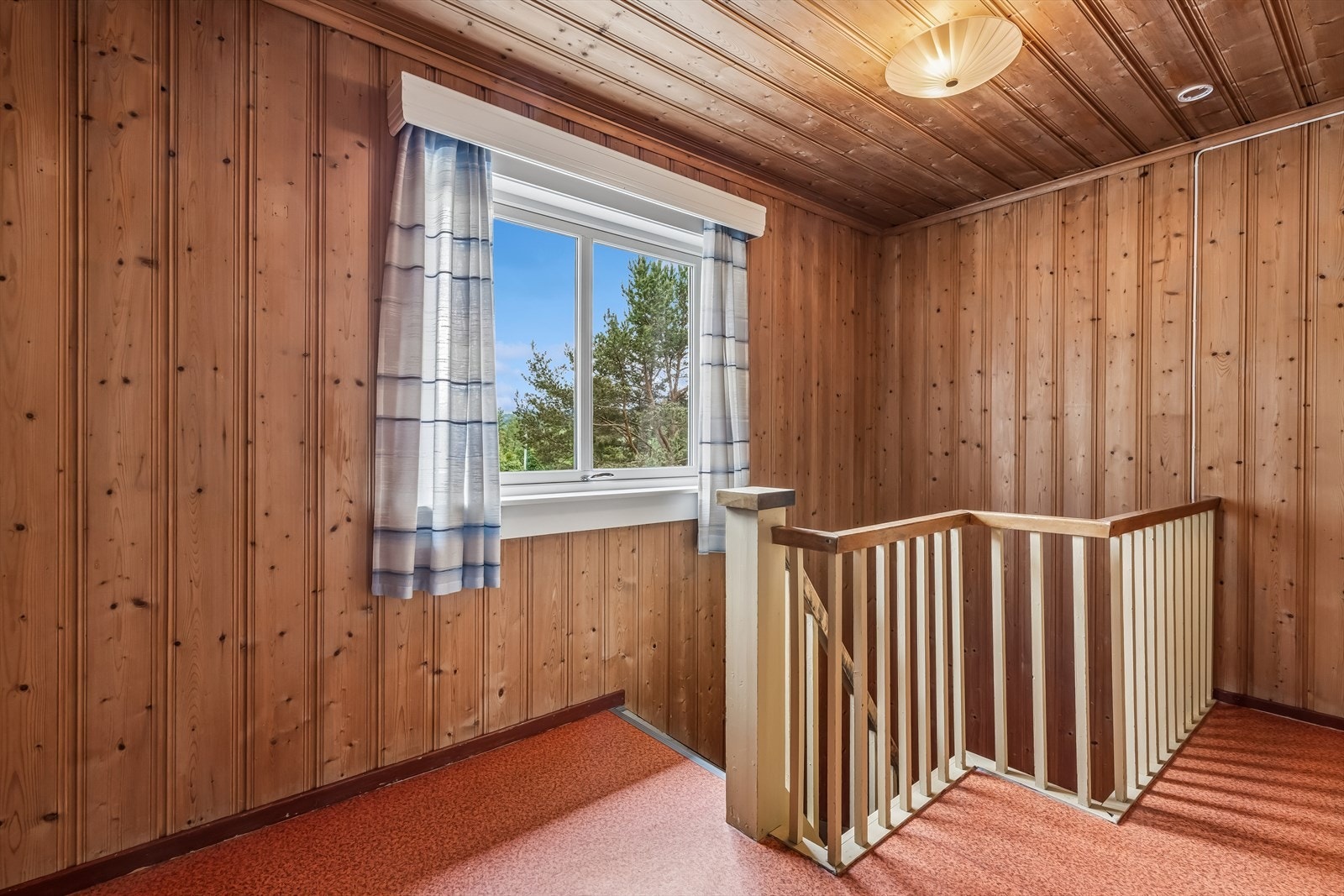 Tretrappen forbinder de to etasjene. Også her er det panel på vegger og i tak. Galleribilde