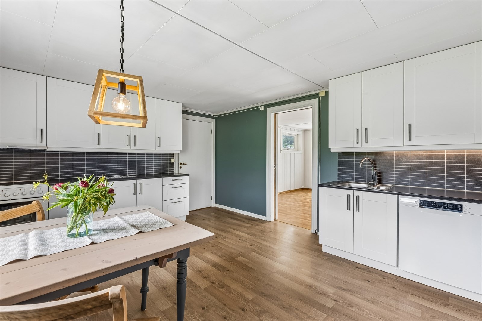 Kjøkkenet i første etasje fikk ny innredning i 2018, med profilerte fronter og laminatbenkeplate. Galleribilde