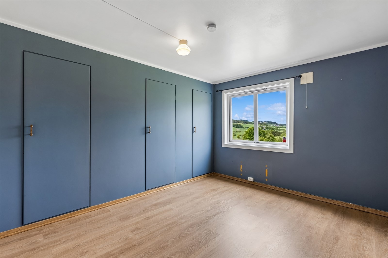 Soverom med plassbygde skap som gir gode lagringsmuligheter. Galleribilde
