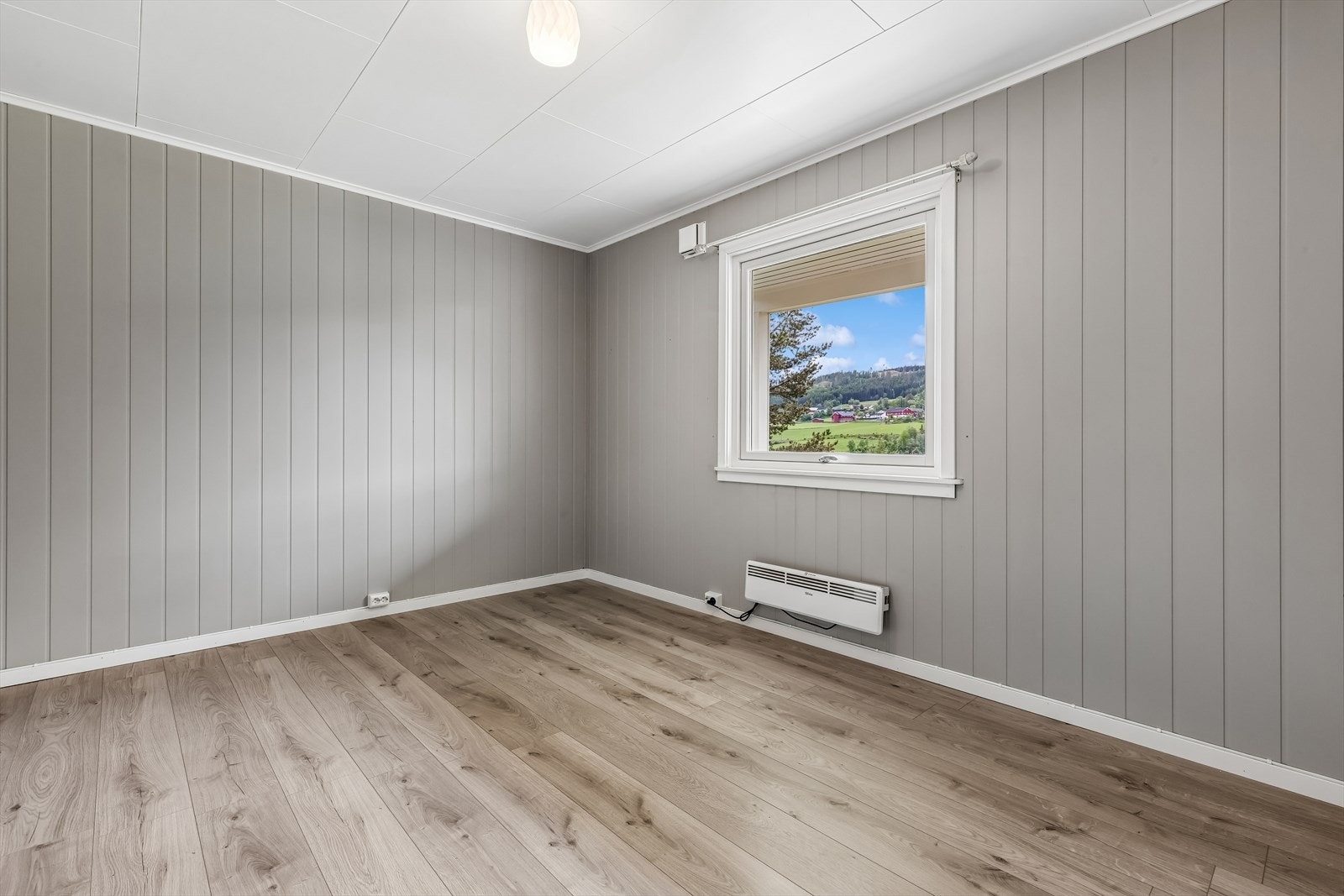 Boligen har tre soverom. Dette har laminat på gulvet og panel på veggene. Galleribilde