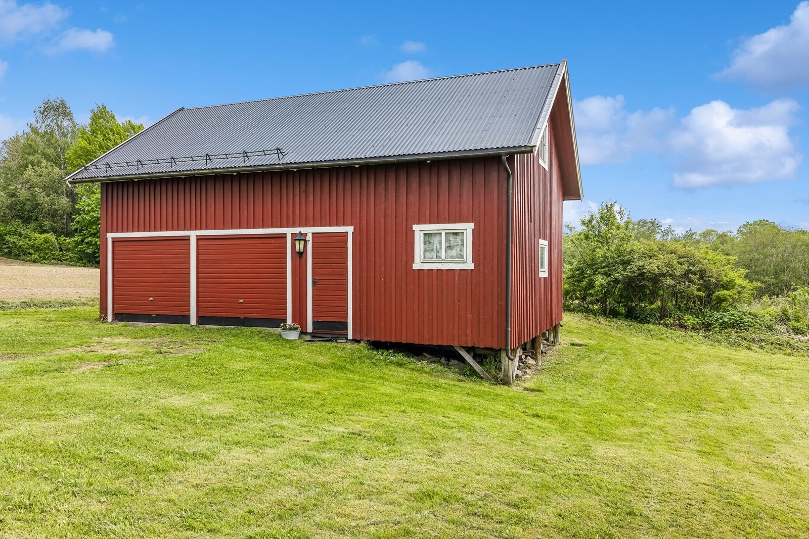 Det store uthuset har garasje, lagringsplass og innlagt strøm. Galleribilde