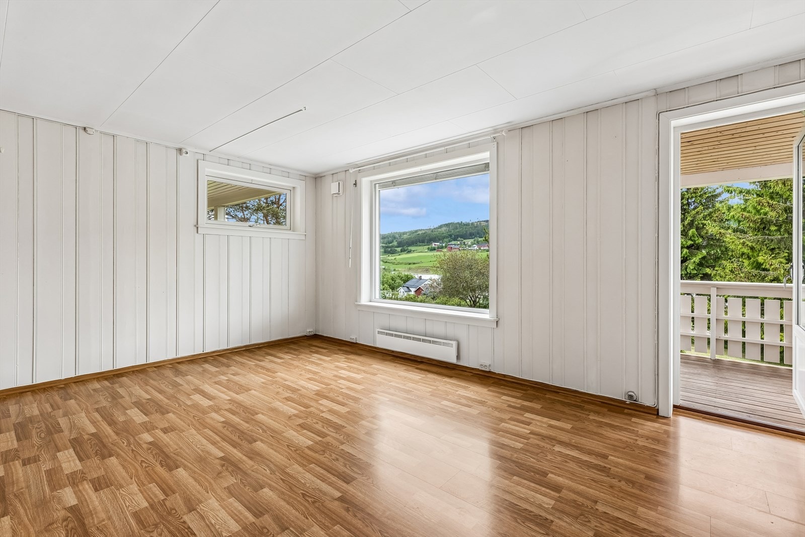 Fra stuen er det direkte utgang til den delvis overbygde, vestvendte terrassen. Galleribilde