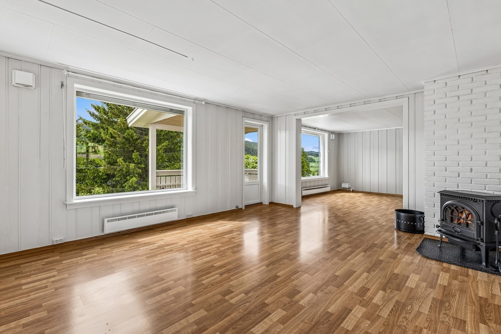 Stuen i første etasje har et av boligens fire ildsteder, som gir ekstra varme og atmosfære. Galleribilde