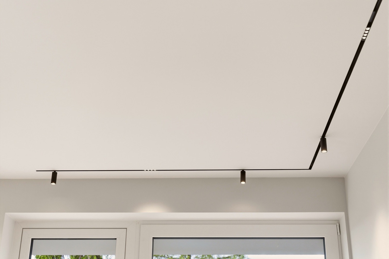 Downlights, spotter, skinnesystemer og pendler fra Delta Light og Neko Lighting styres via DALI-teknologi, som gir stor fleksibilitet og mulighet for å tilpasse stemningen etter bruk og tidspunkt. Lysskinnene er felt inn i himlingen med stor presisjon, sl Galleribilde