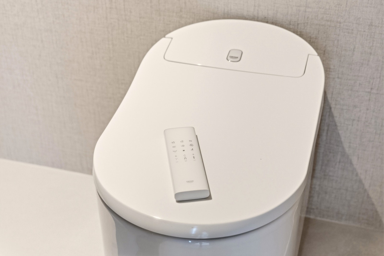 Japansk spyletoalett fra Grohe med integrerte komfortfunksjoner og stilrent design Galleribilde
