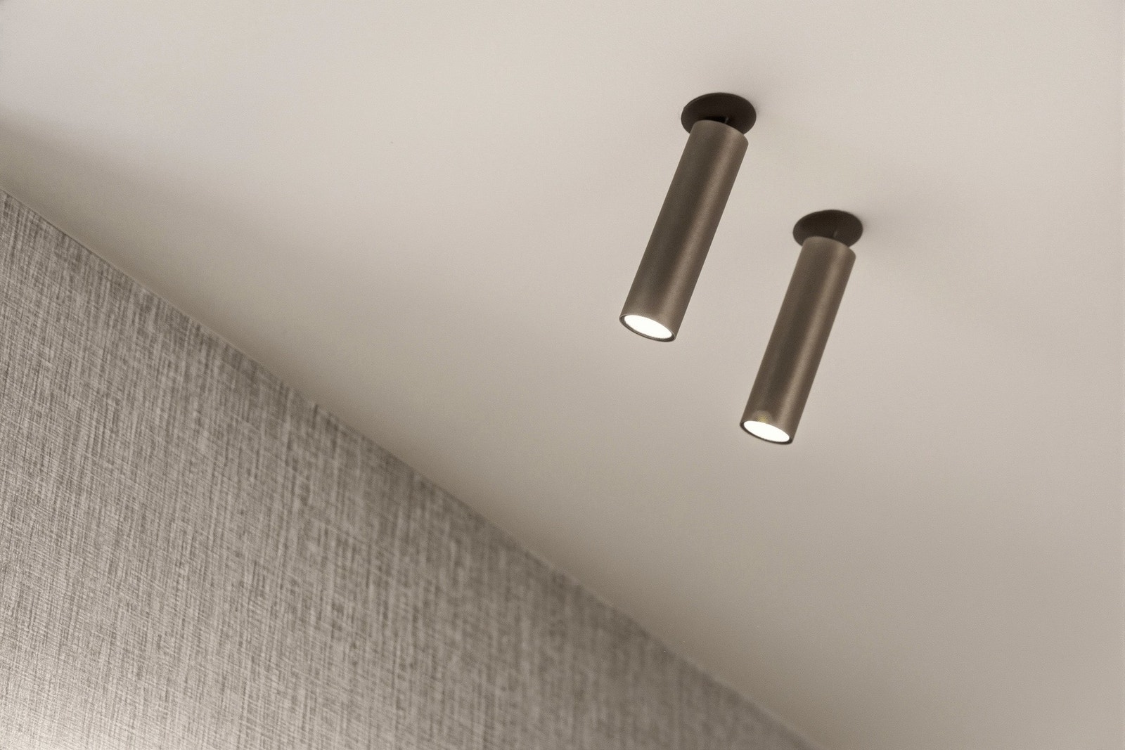 Hovedsoverommet i 1. etasje kombinerer komfort og eksklusive detaljer med påkostede JV Shibori-tapeter, indirekte LED-belysning over sengen, automatiske rullegardiner integrert i smarthussystemet og energieffektiv aircondition basert på kjøling fra geobrø Galleribilde