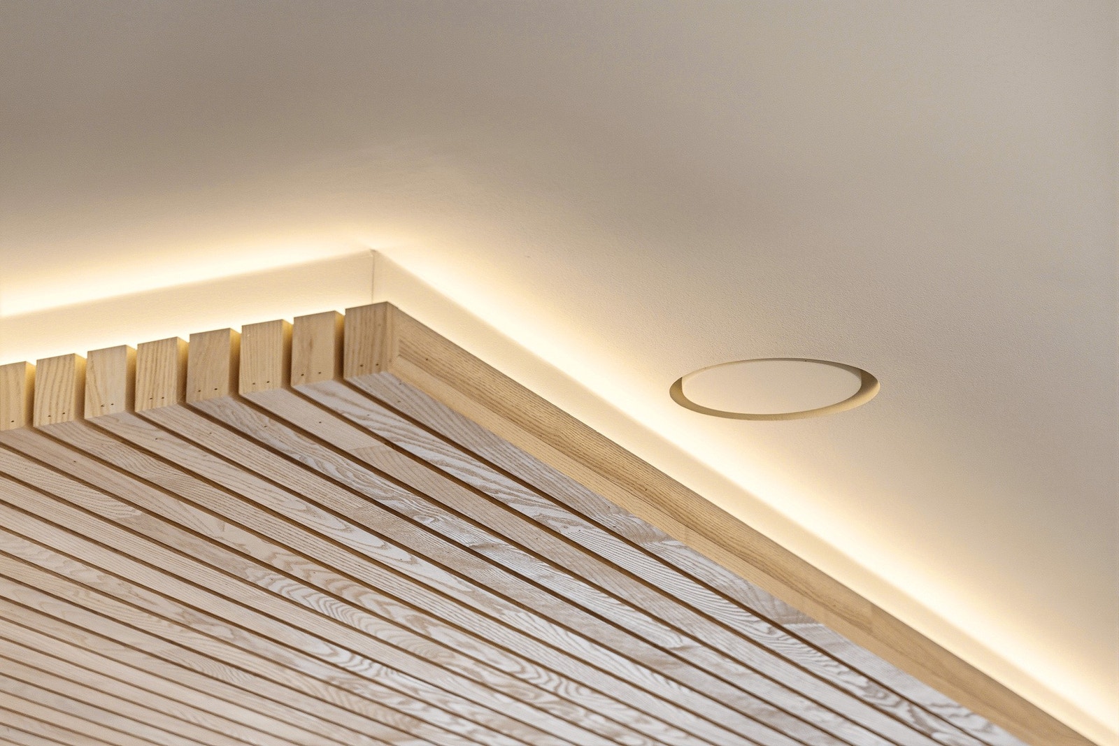 Direkte og indirekte lyskilder er nøye plassert for å fremheve arkitekturen, rommene og materialvalgene. Tekniske installasjoner er nøye integrert i arkitekturen. Ventilasjonen er bygget inn som en del av himlingen, med ventiler som ligger plant med takfl Galleribilde