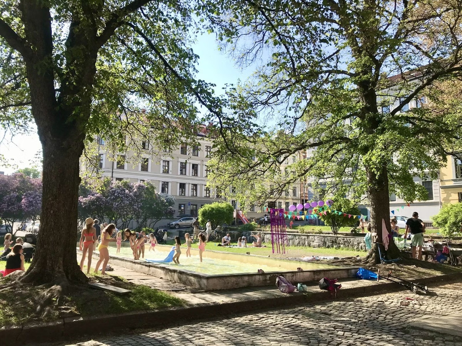 Paulus' Plass ligger rett utenfor leiligheten og er et herlig friområde for store og små. Parken ved kirken har opparbeidede grøntområder, vannspeil og lekeplass. Galleribilde