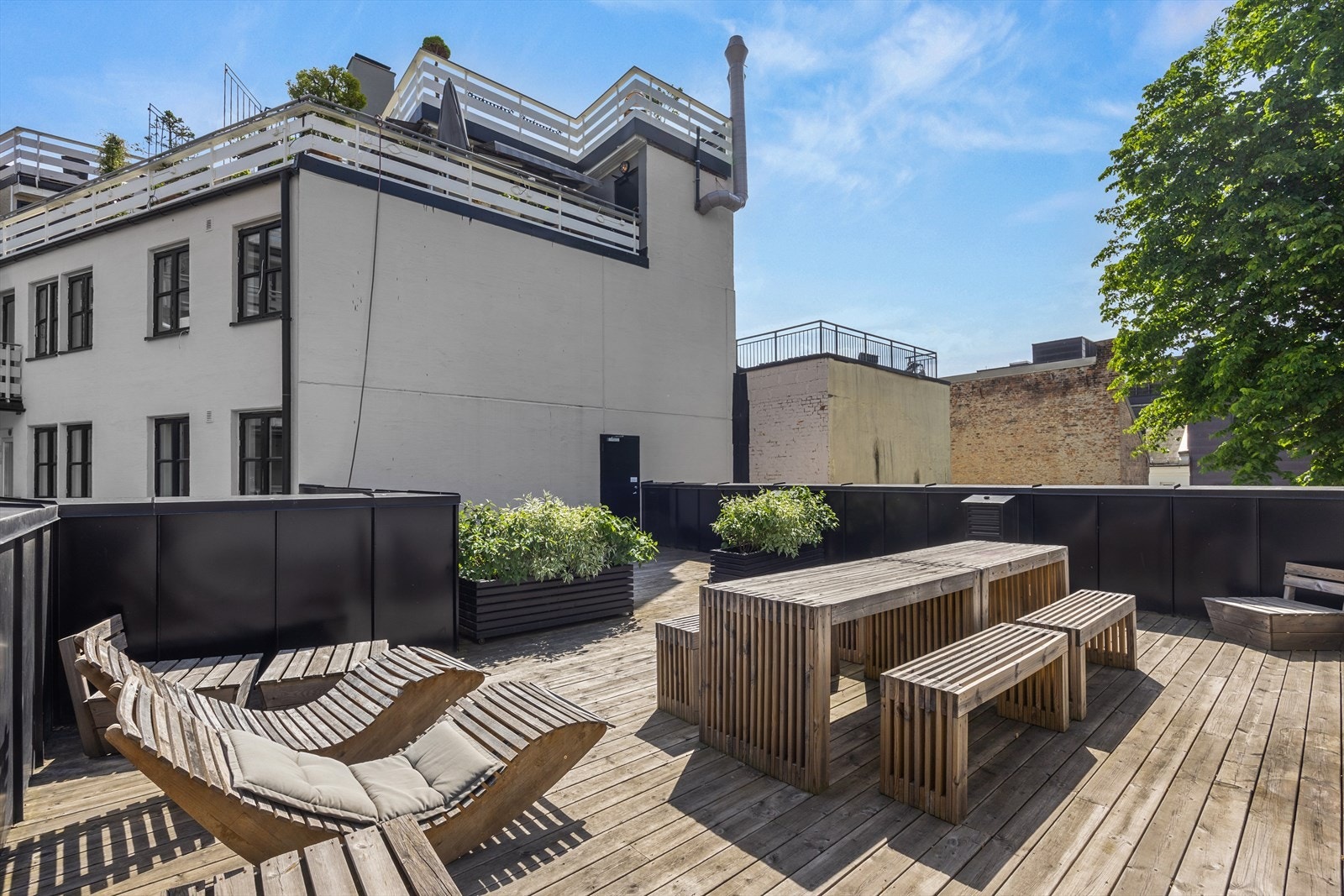 Sameiet har en felles takterrasse med gode møbleringsmuligheter. En herlig sosial sone! Galleribilde