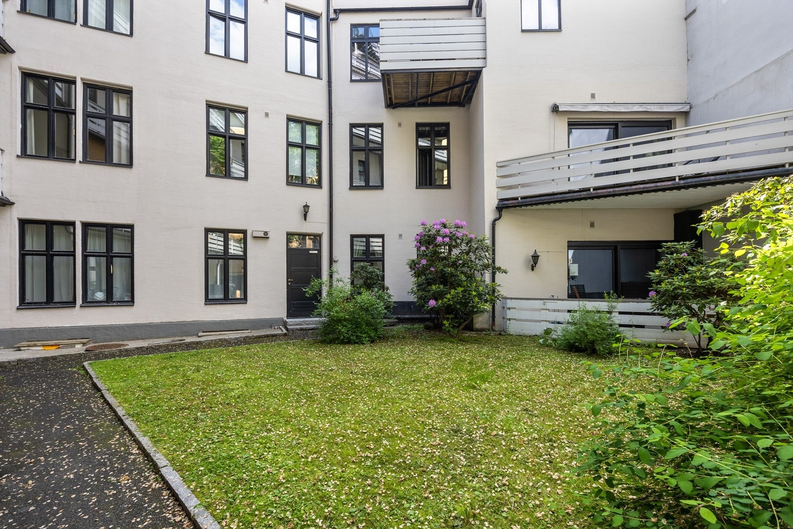 Rolig og pent opparbeidet bakgård, skjermet fra byens puls. Galleribilde