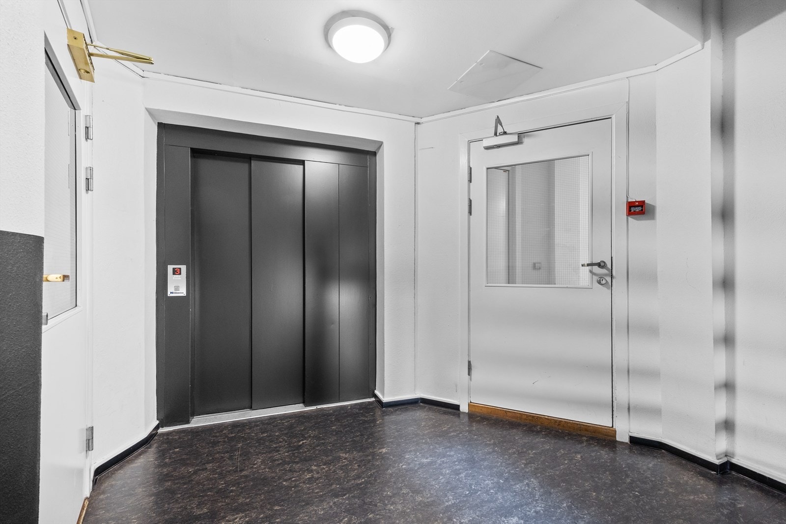Bygget har heis som tar deg direkte opp til leilighetens etasje. Galleribilde