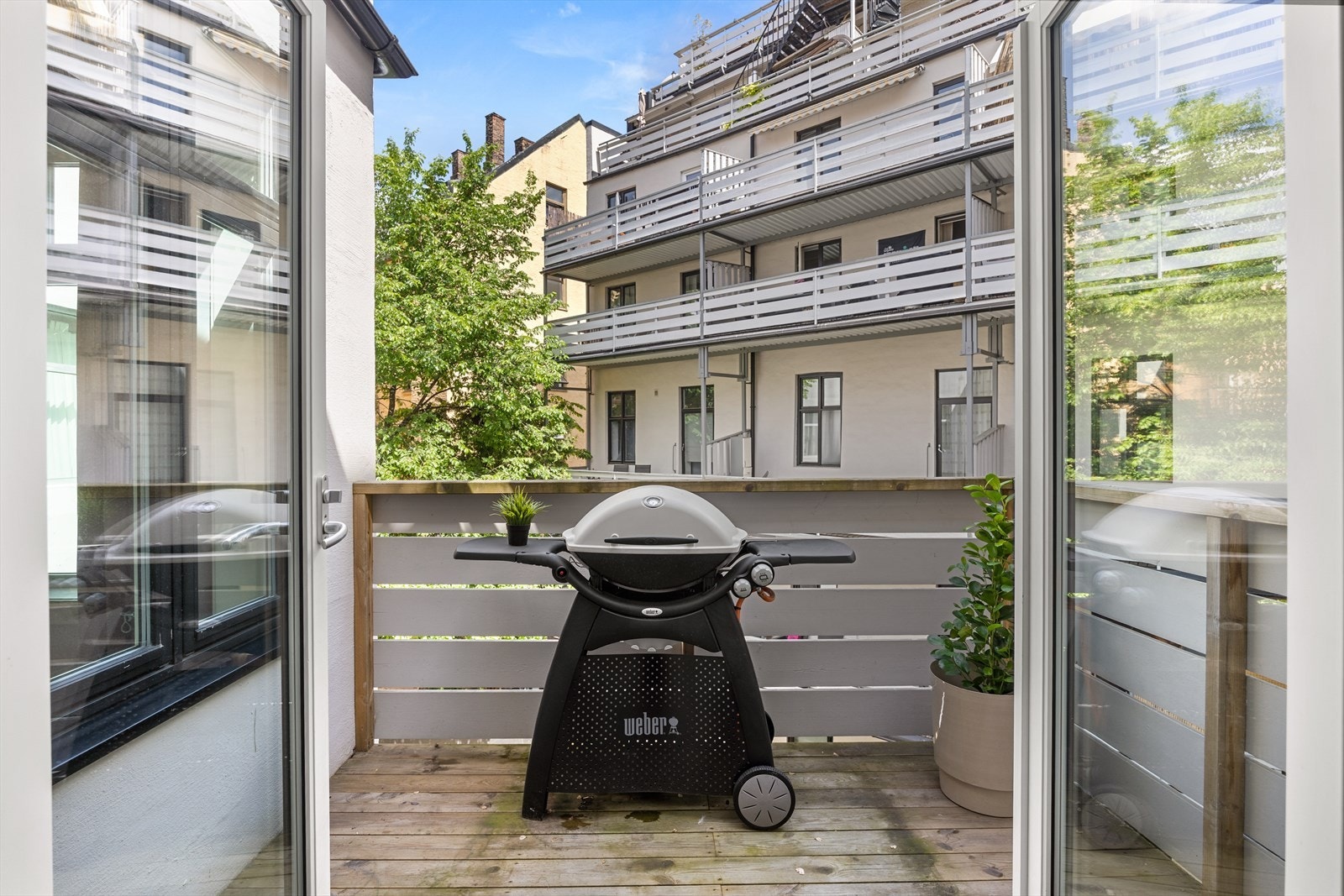 Fra stuen er det utgang til en skjermet balkong som vender mot en rolig bakgård. Galleribilde