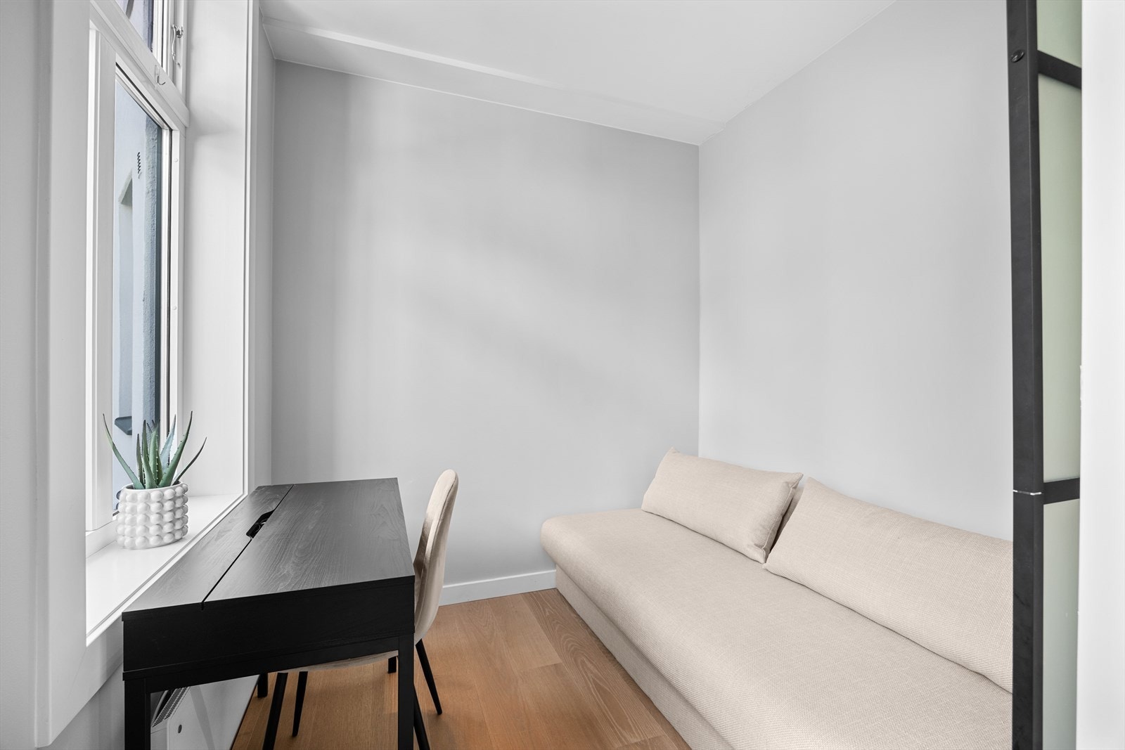 Eikeparkett og innfelte downlights er gjennomgående også her, i likhet med resten av boligen vender ut mot sameiets bakhage. Galleribilde
