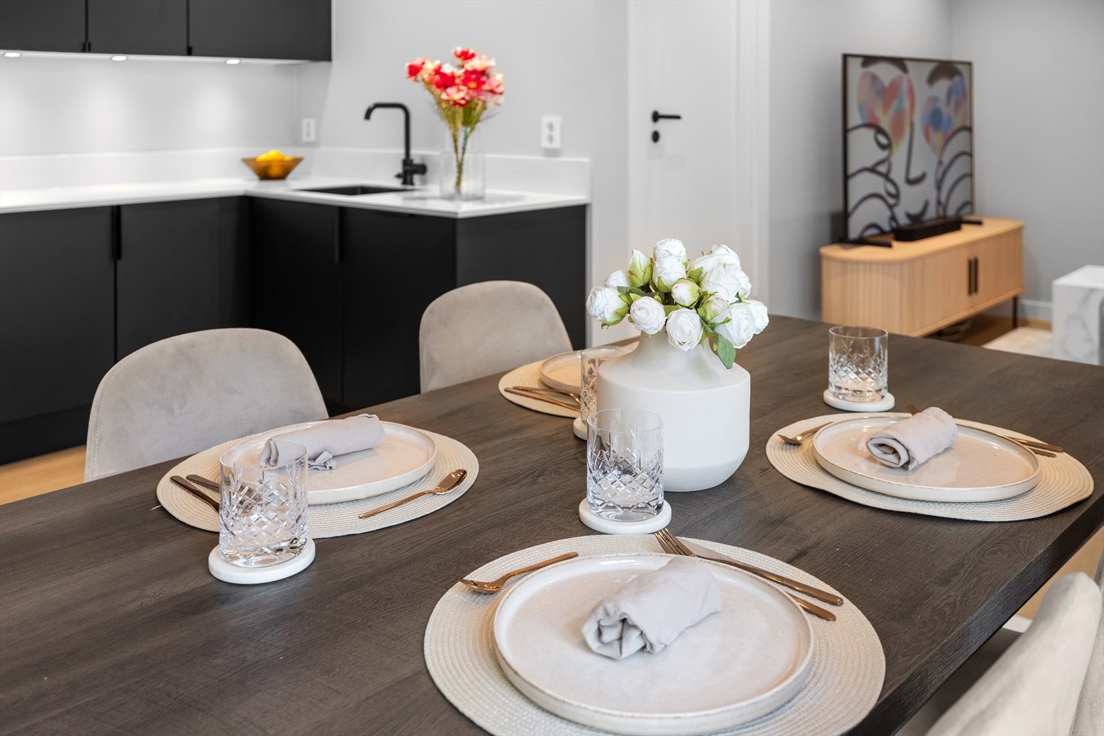 Spiseplassen inviterer til hyggelige måltider og sosiale sammenkomster, med god plass til både familie og venner. Galleribilde