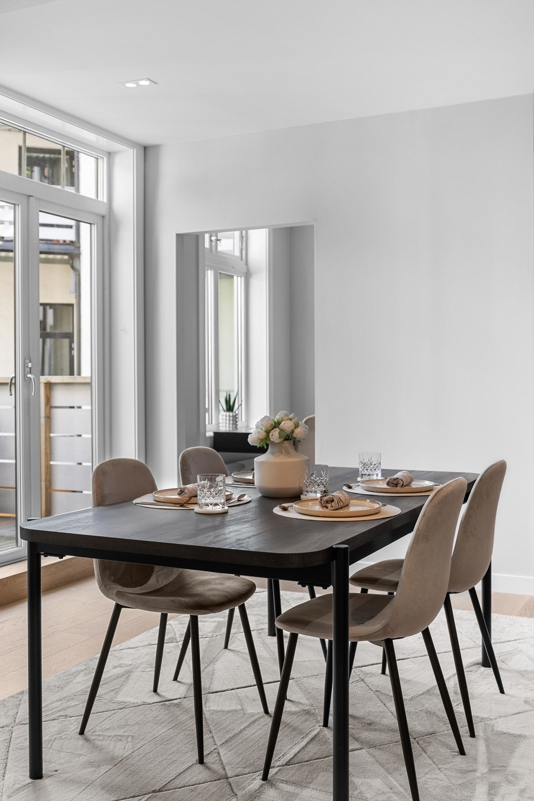 Store vindusflater og den tofløyede balkongdøren slipper inn rikelig med naturlig lys og skaper en lys og luftig atmosfære. Galleribilde
