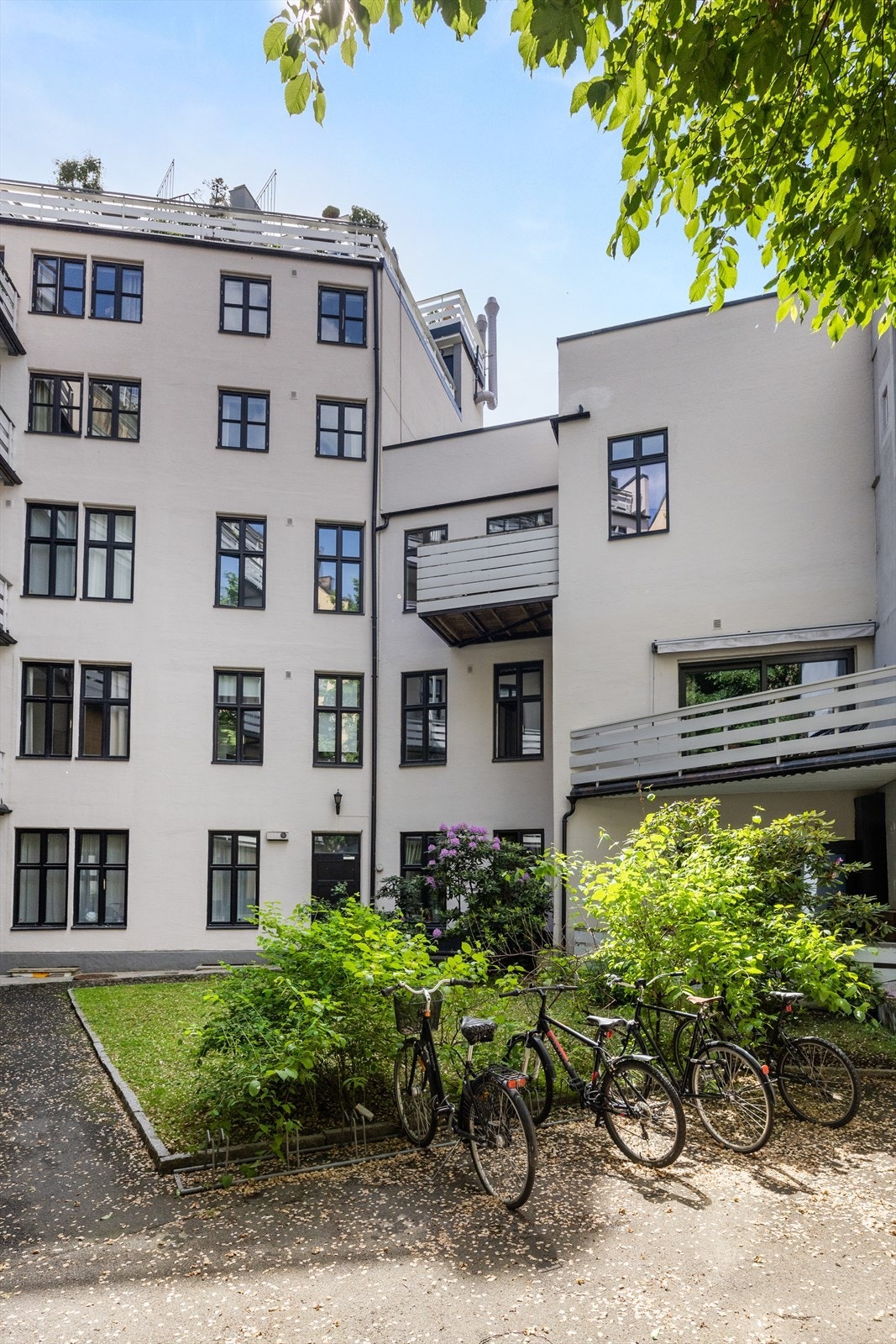 I bakgården er det sykkelparkering. Leiligheten disponerer også to boder, én i etasjen og én i kjelleren. Galleribilde