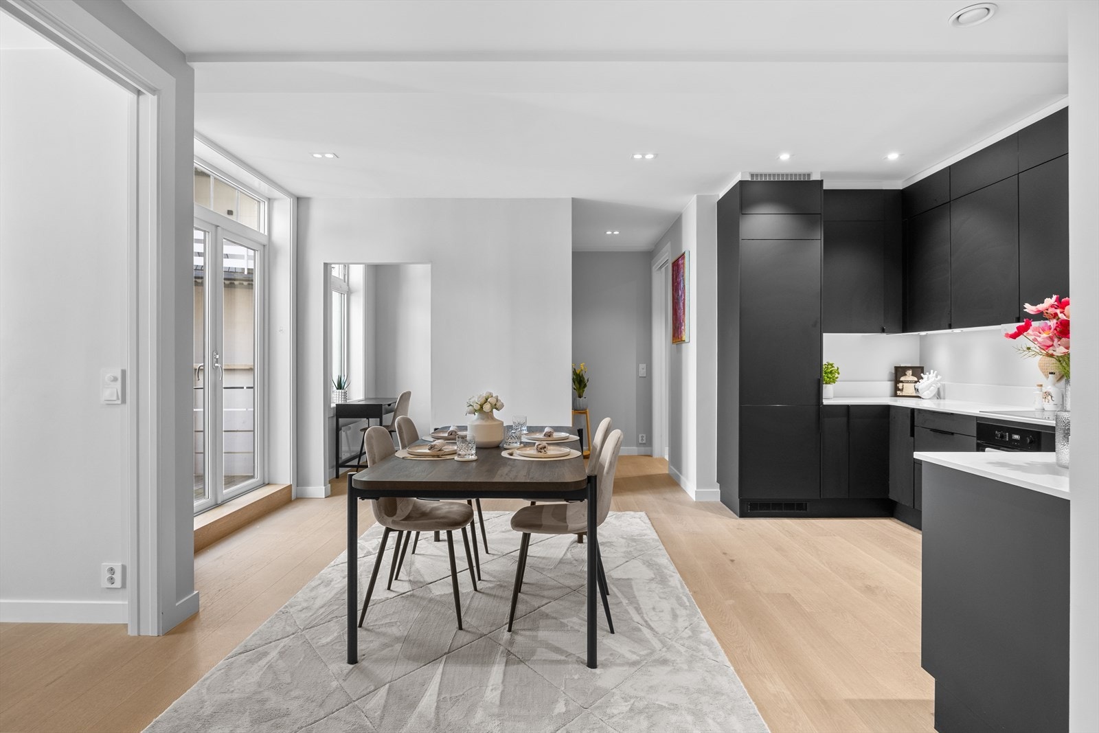 Stilrent designkjøkken fra Aubo fra 2020, med slette fronter og rikelig med skapplass. Galleribilde