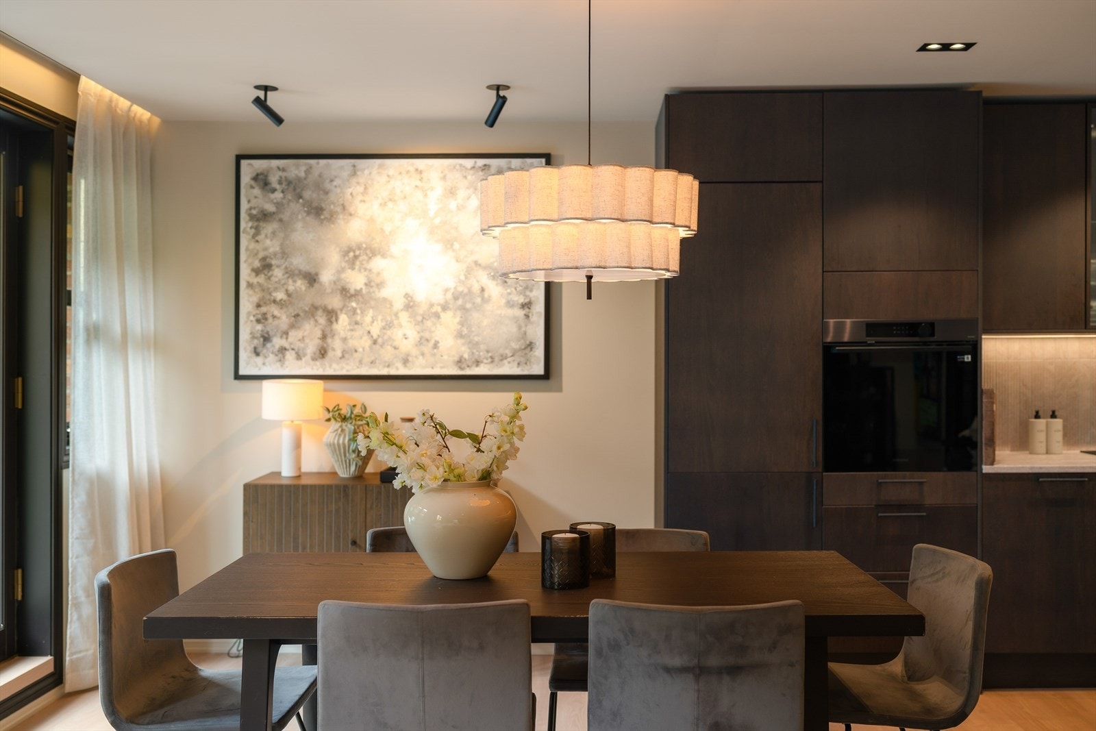 Det er utstrakt bruk av downlights i himling, samt flere lyspunkter for pendler og lysekroner. Galleribilde